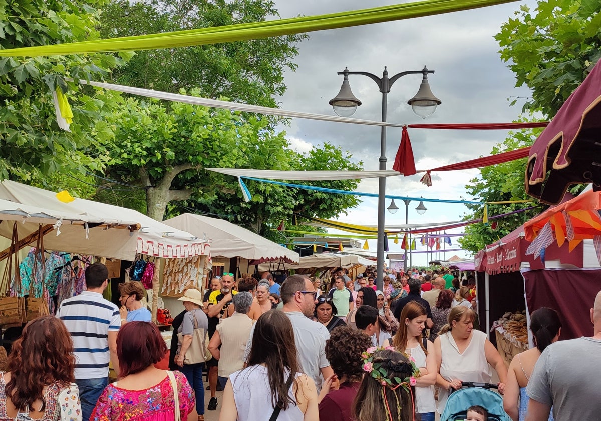 Imagen principal - Cientos de personas visitaron el Mercado a lo largo del fin de semana