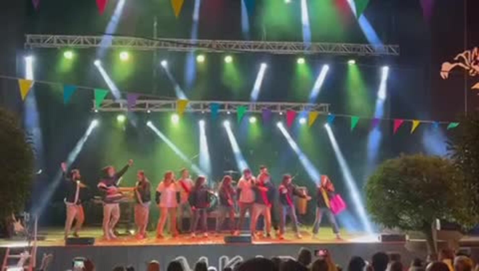 El himno de Ferral del Bernesga hecho por una peña