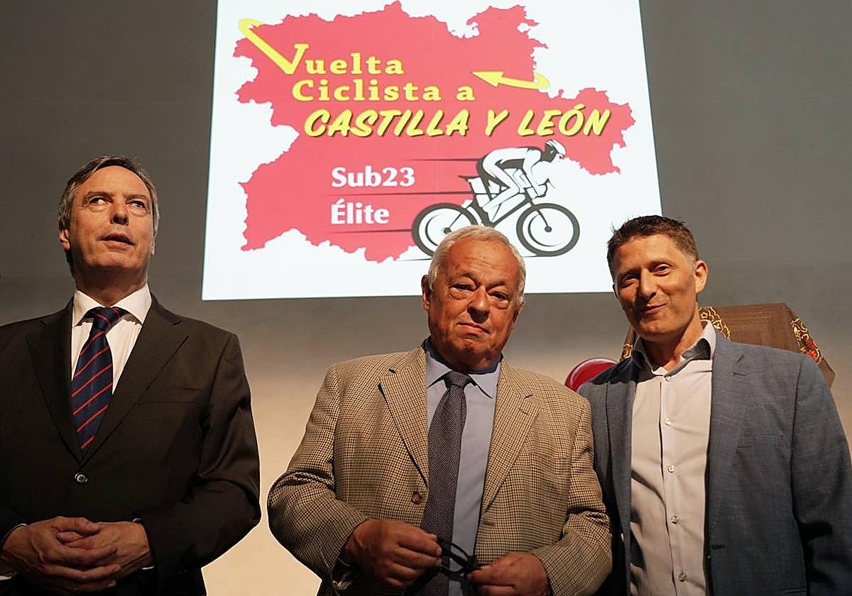 El consejero de Cultura, Turismo y Deporte, Gonzalo Santonja, presenta l junto al responsable de la prueba, Carlos Castro, a I Vuelta Ciclista a Castilla y León Sub-23 y Élite.,