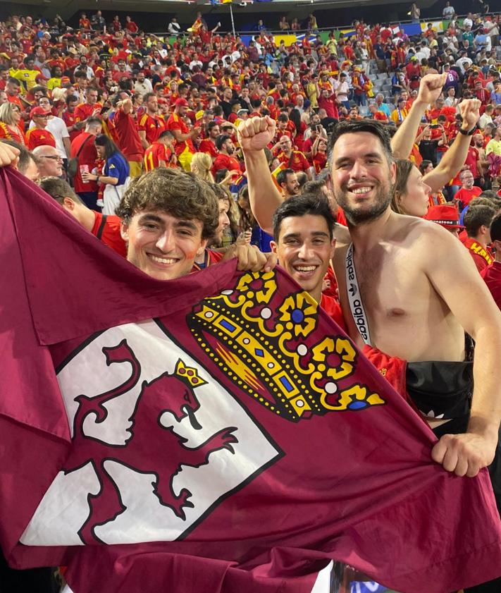 Imagen secundaria 2 - En la primera imagen, Dani posa junto a Iván y Jorge, de Benavides de Órbigo, en la previa del partido. En la segunda imagen, Dani, junto a otro leonés, Álvaro, en el interior del estadio de Múnich durante el España-Francia. En la tercera imagen, Dani celebra la victoria ante Francia junto a Pablo, de Sardonedo, y Mario, de Palazuelos de Eresma (Segovia).