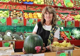 Tita, la frutera leonesa en su tienda de la calle Arquitecto Torbado.