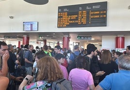 La estación de trenes de León colapsada por los viajeros apeados del tren averiado.