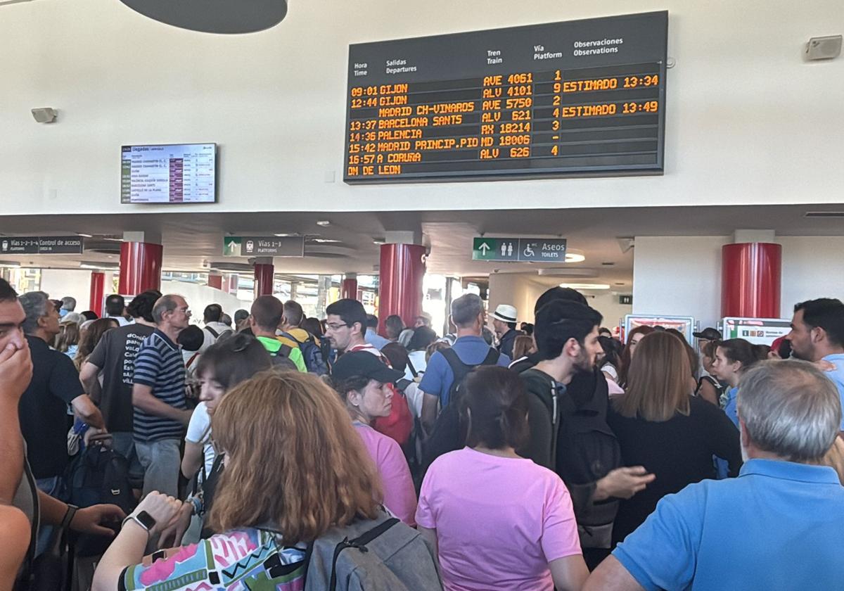 La estación de trenes de León colapsada por los viajeros apeados del tren averiado.