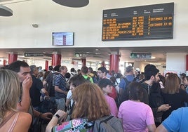 Un tren averiado colapsa la estación de León