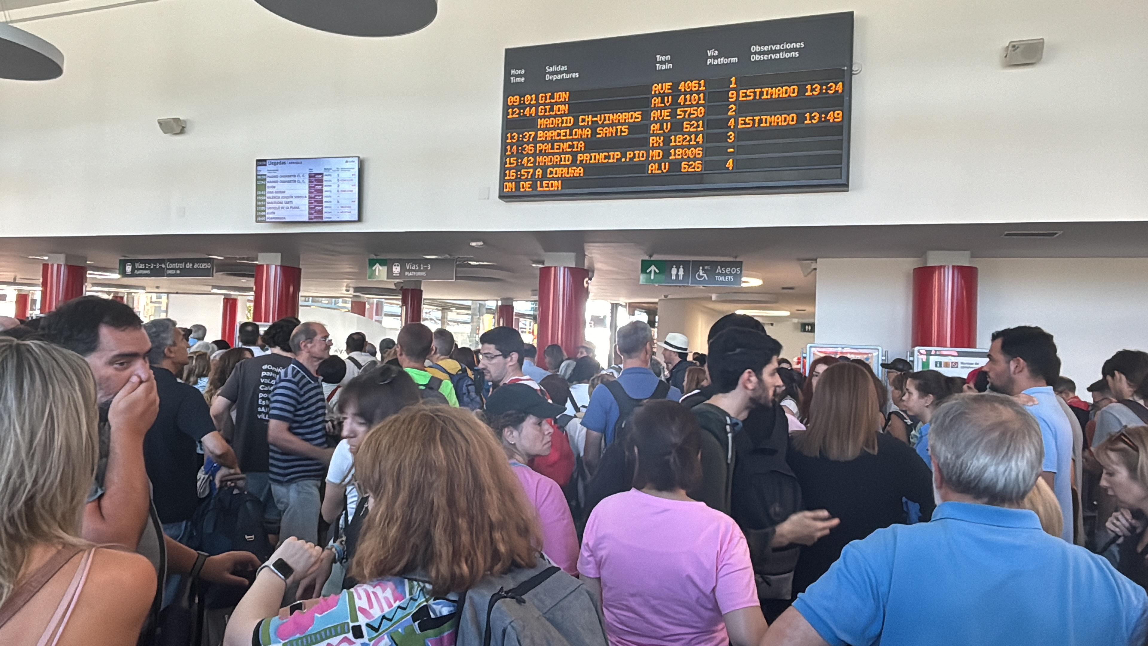 Un tren averiado colapsa la estación de León