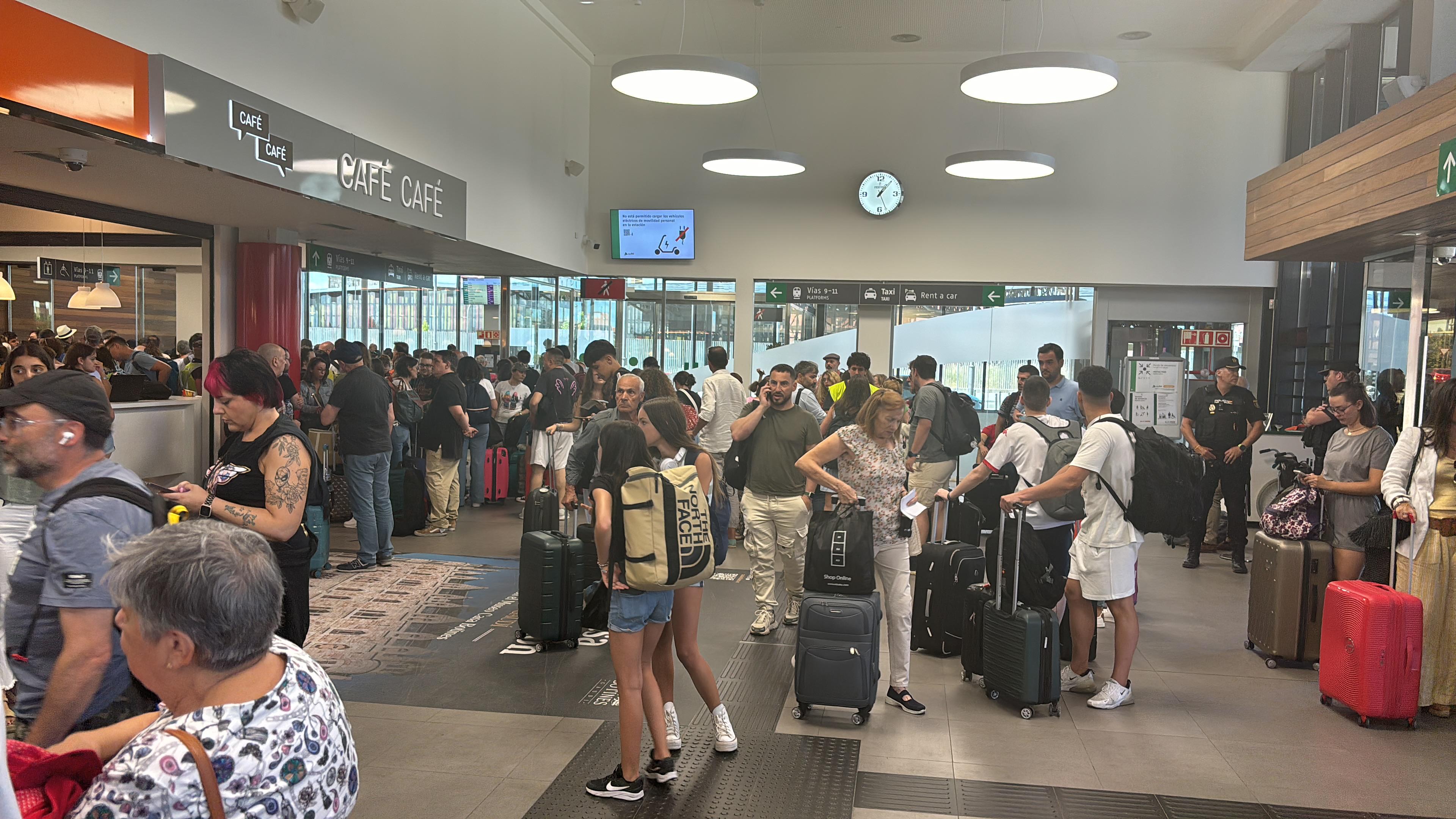 Un tren averiado colapsa la estación de León