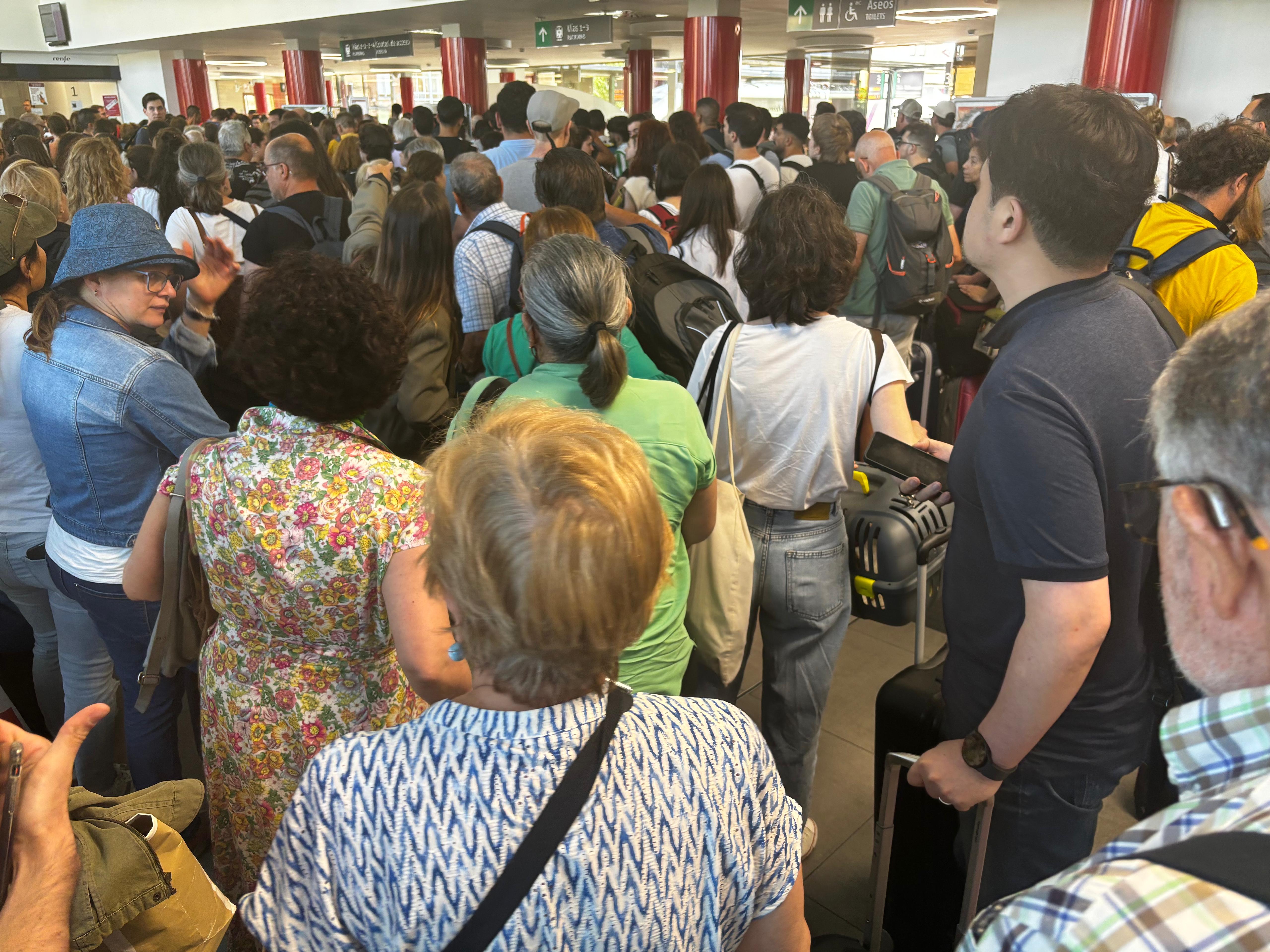 Un tren averiado colapsa la estación de León