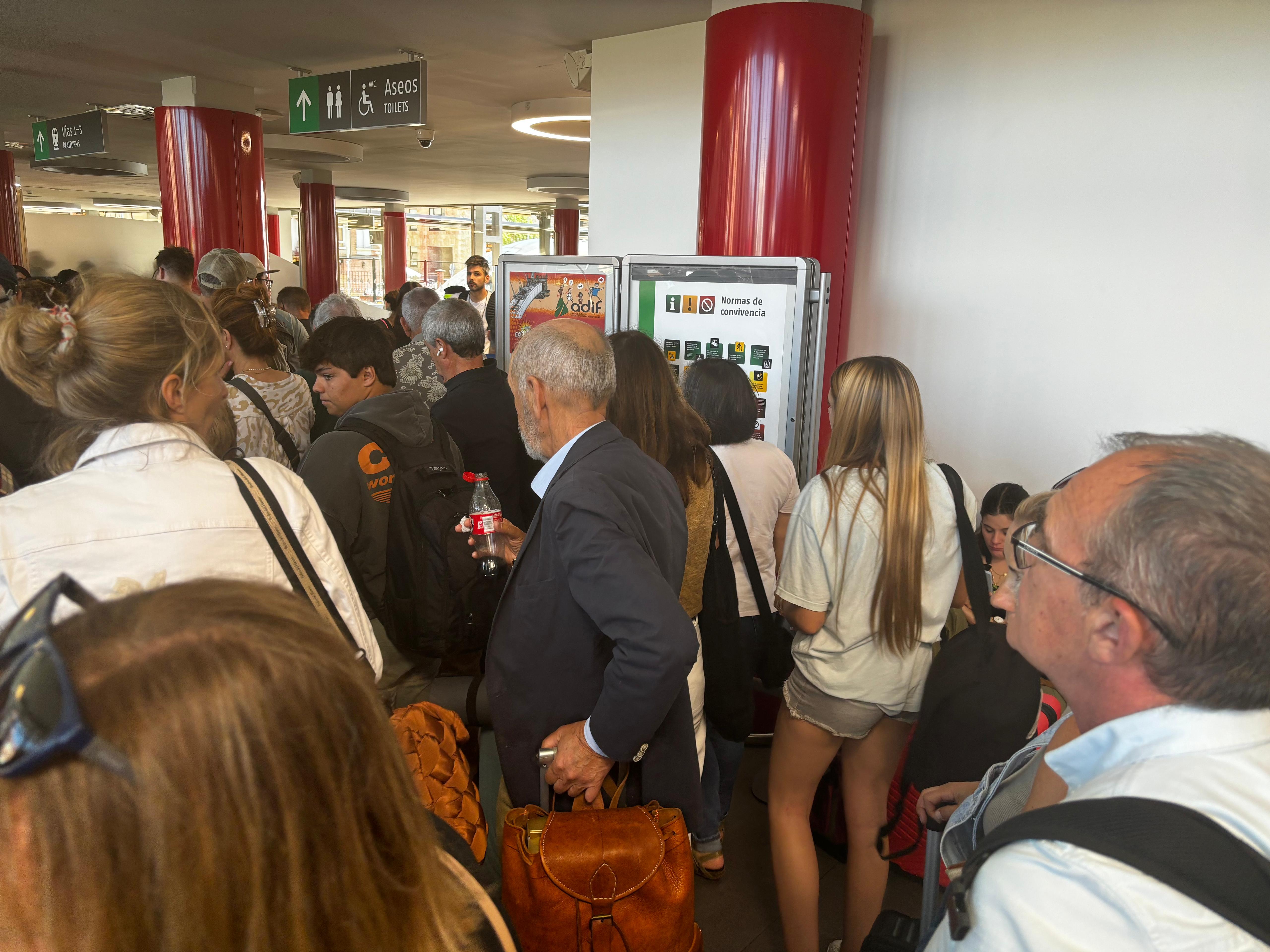 Un tren averiado colapsa la estación de León