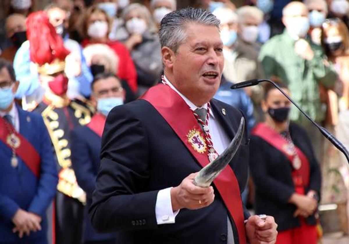 León vuelve a encargar bandas corporativas por las protestas de los concejales