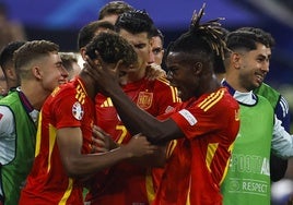 Lamine Yamal y Nico Williams celebran un gol de la selección.