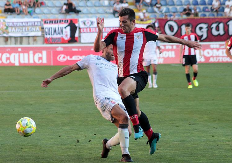 Vivian corta un balón ante el exculturalista Aitor Fernández.