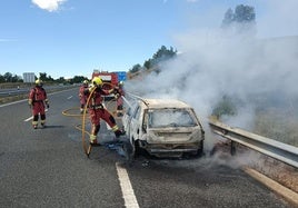 Vehículo ardiendo en la A-60.