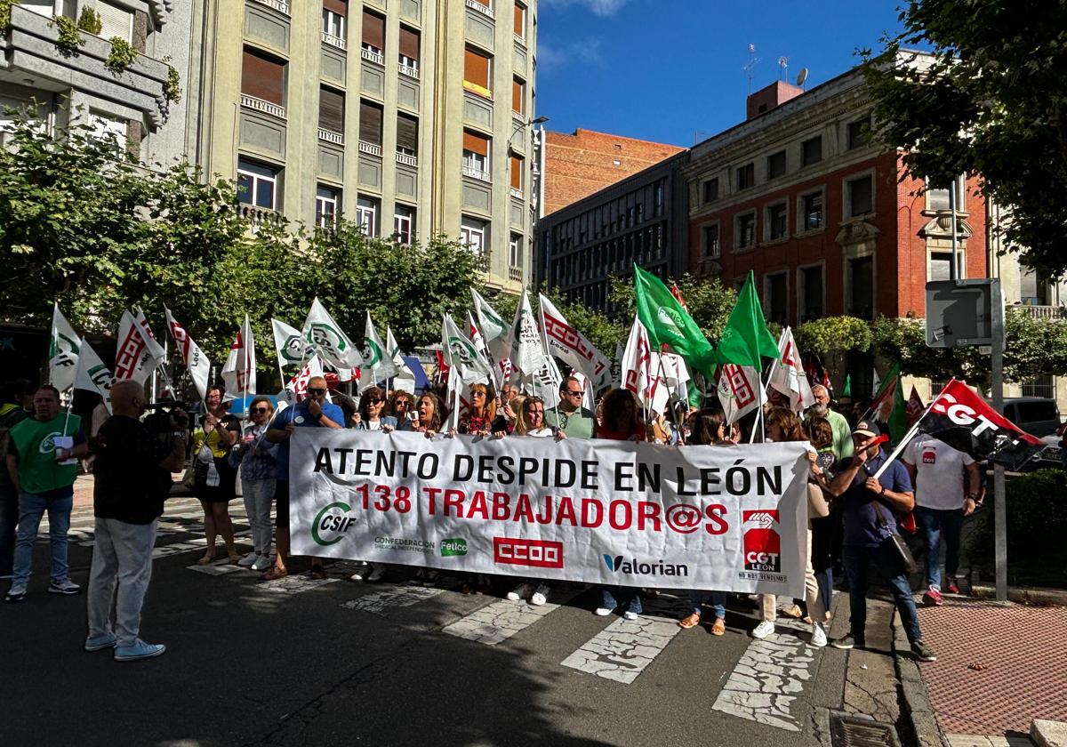 Los trabajadores de Atento vuelven a manifestarse en León