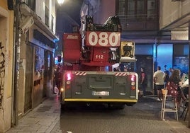 Los bomberos de León, durante su intervención en la calle Platerías de León.