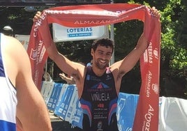 Kevin Viñuela celebra el éxito en el triatlñon cross.