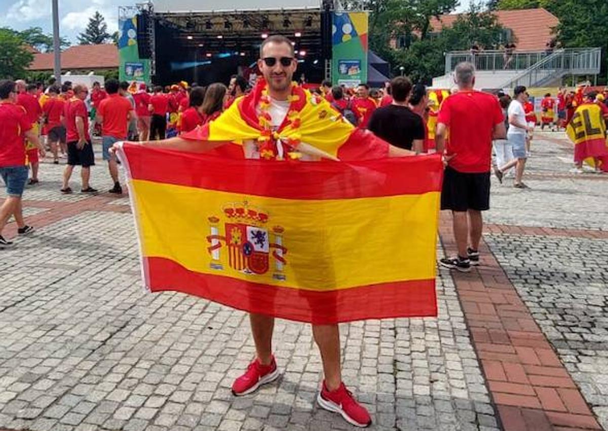 Imagen secundaria 1 - Álvaro Pertejo, en la fan zone de la final de la Eurocopa.