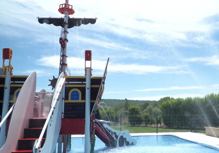 Barco pirata en la piscina de Cuadros