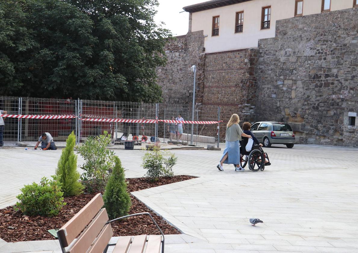 La nueva zona peatonal a los pies del Arco de la Cárcel.