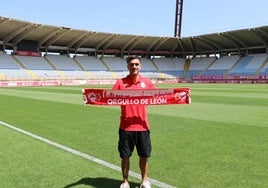 Antón Escobar en el estadio Reino de León.