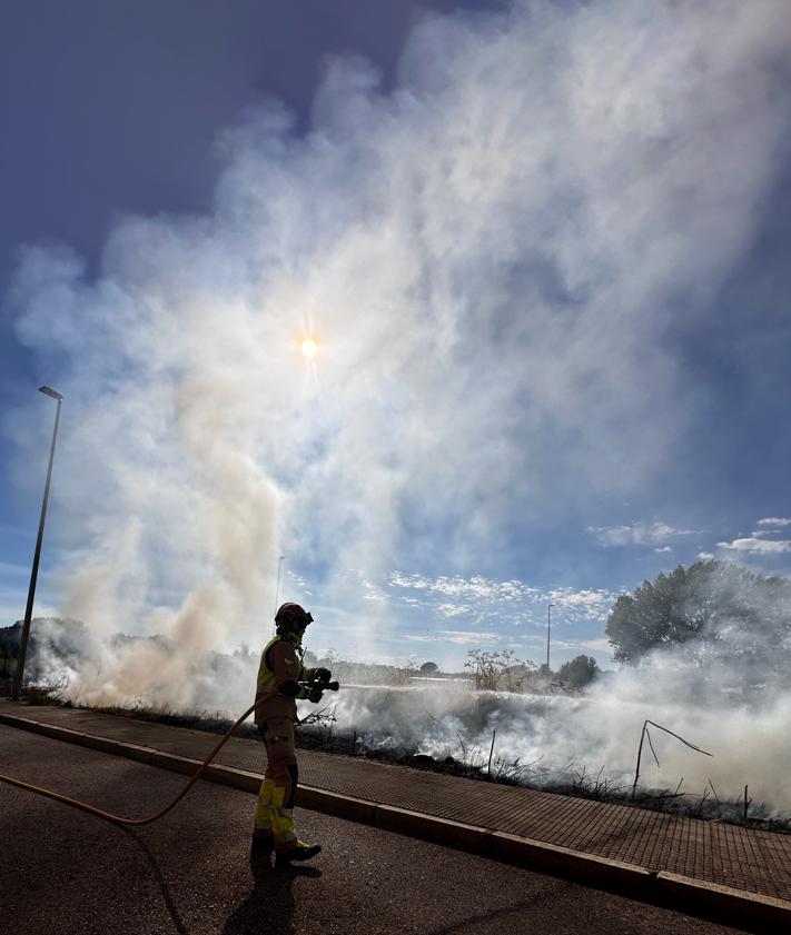 Imagen secundaria 2 - Los Bomberos intervienen en un incendio en Armunia sin lamentar daños