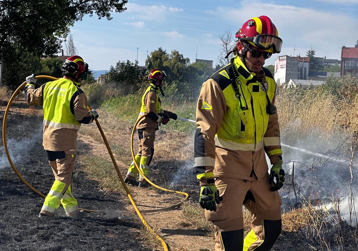 Imagen principal - Los Bomberos intervienen en un incendio en Armunia sin lamentar daños