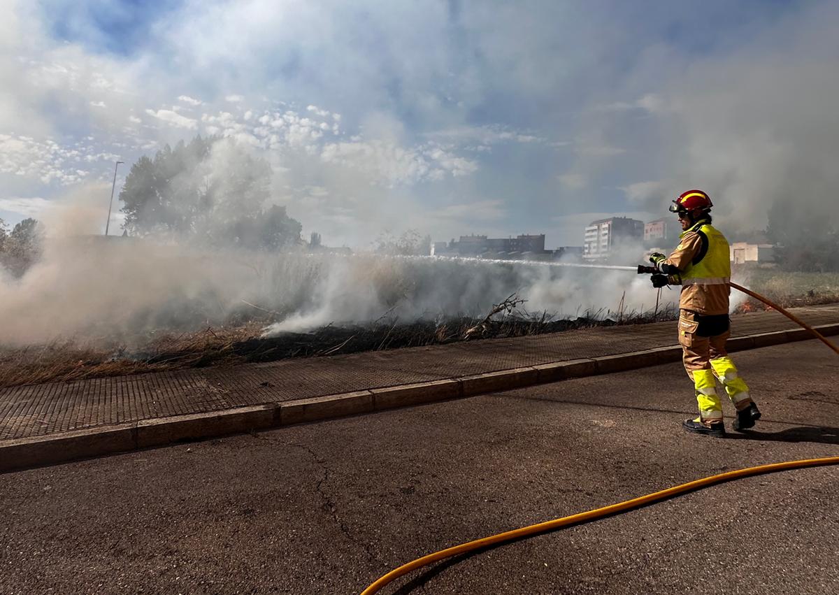 Imagen secundaria 1 - Los Bomberos intervienen en un incendio en Armunia sin lamentar daños