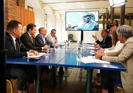 Reunión en Casa Botines con políticos y representantes de la Cátedra Gaudí.