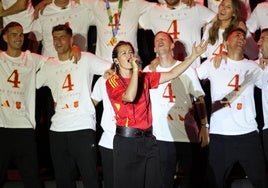 Isabel Aaiún cantando durante la celebración de la victoria de la selección española de fútbol en la Eurocopa.