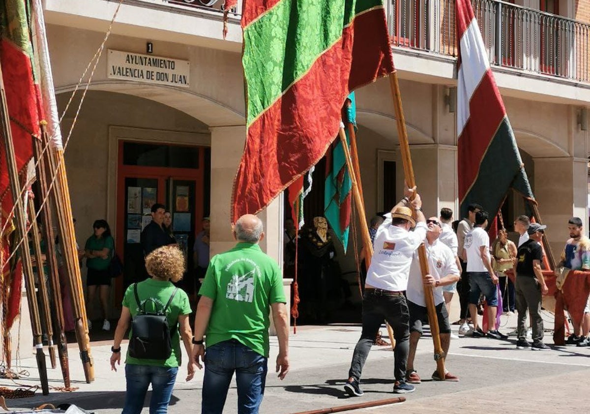 Imagen principal - El desfile de pendones es una de las principales actividades del evento