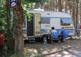 Campistas desayunando en su caravana.