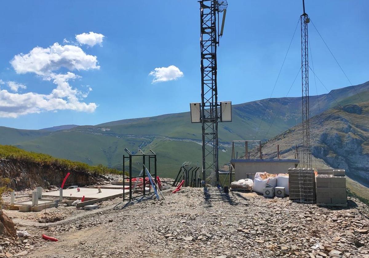 Instalación de una antena en la localidad leonesa de Peñalba de Santiago.