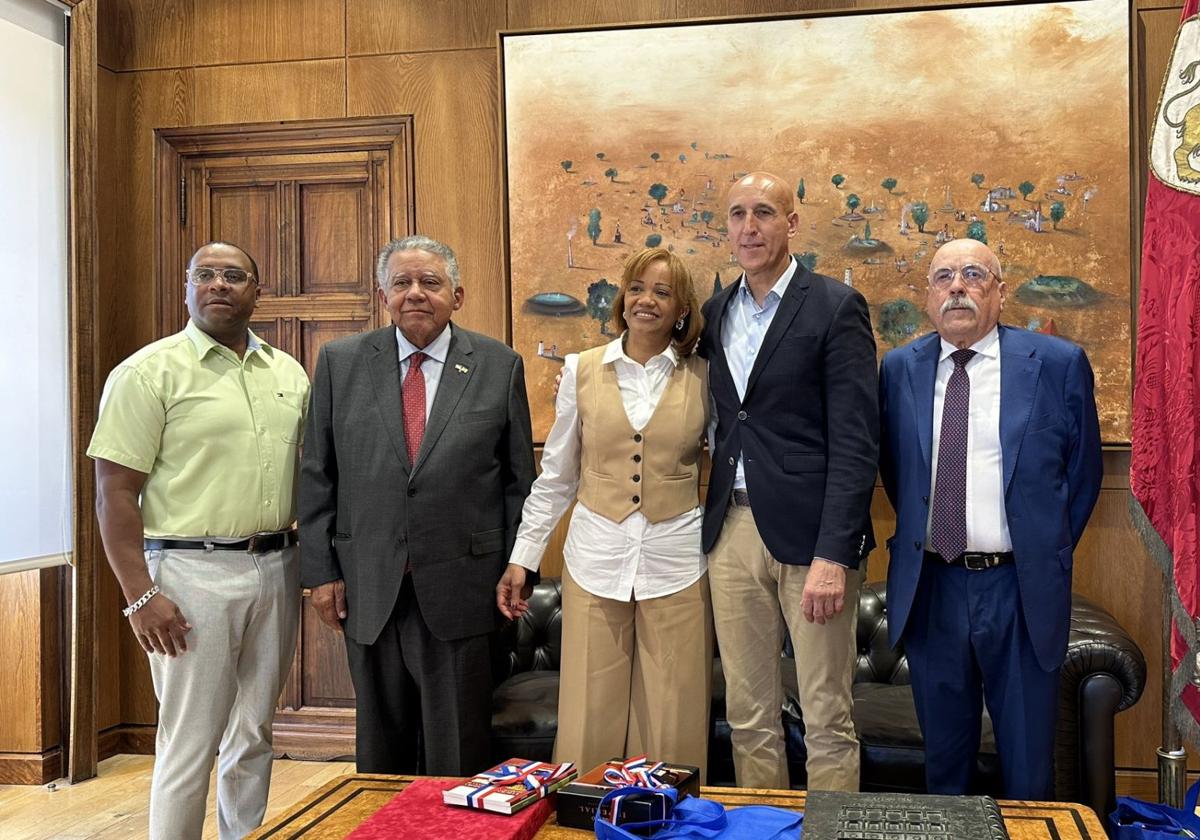 Recepción del embajador en el Ayuntamiento de León.