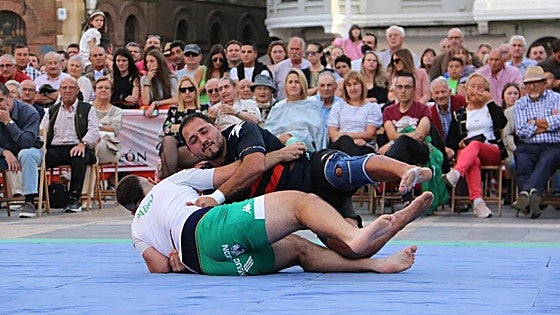 La Federación de Lucha Leonesa adelanta la hora de los corros del fin de semana