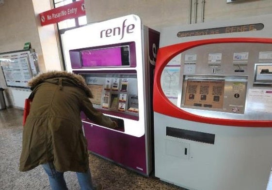 Venta de billetes en máquina.