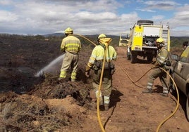 Efectivos contra incendios de la Junta de Castilla y León en un incendio en el campo de tiro del Teleno en 2022.