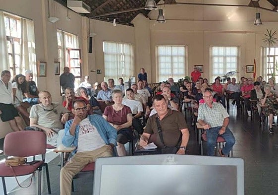 Imagen de la reunión mantenida por los vecinos de La Ercina.