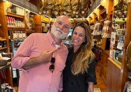 El chef José Andrés en la tienda de Embutidos Entrepeñas en Oviedo.