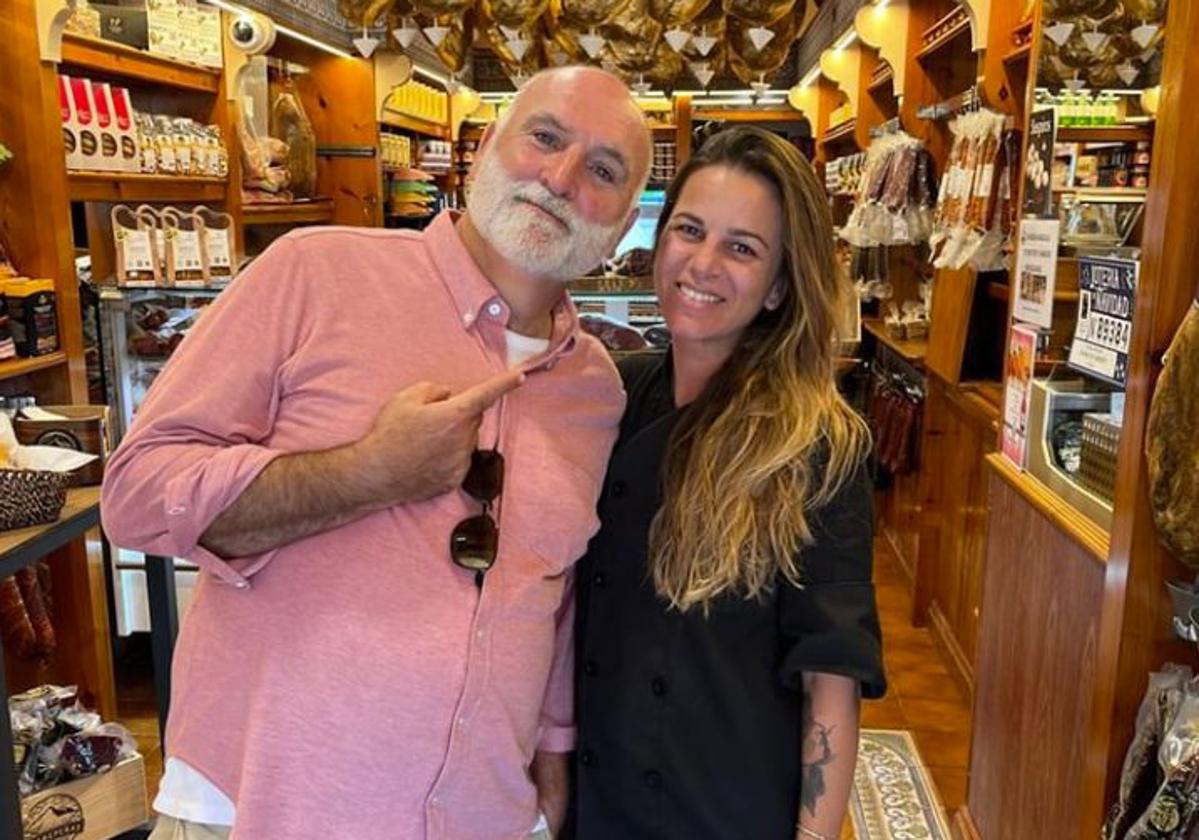 El chef José Andrés en la tienda de Embutidos Entrepeñas en Oviedo.