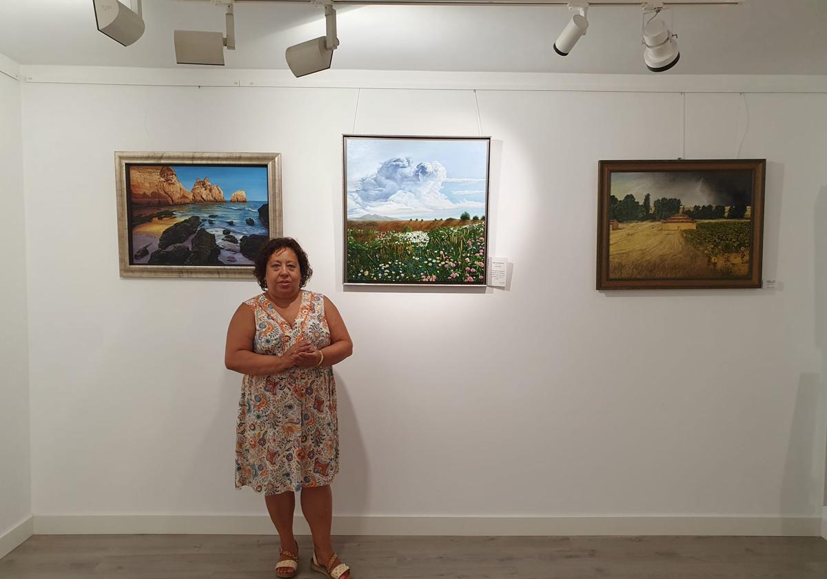 Yolanda Castaño, junto algunos de los cuadros de la exposición.