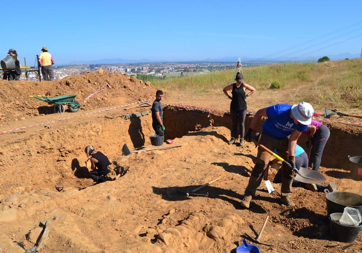 Investigadores de la Universidad de León durante las excavacioens en Puente Castro.