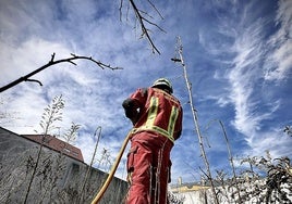 Bomberos apagando fuego en el local de General Mola.