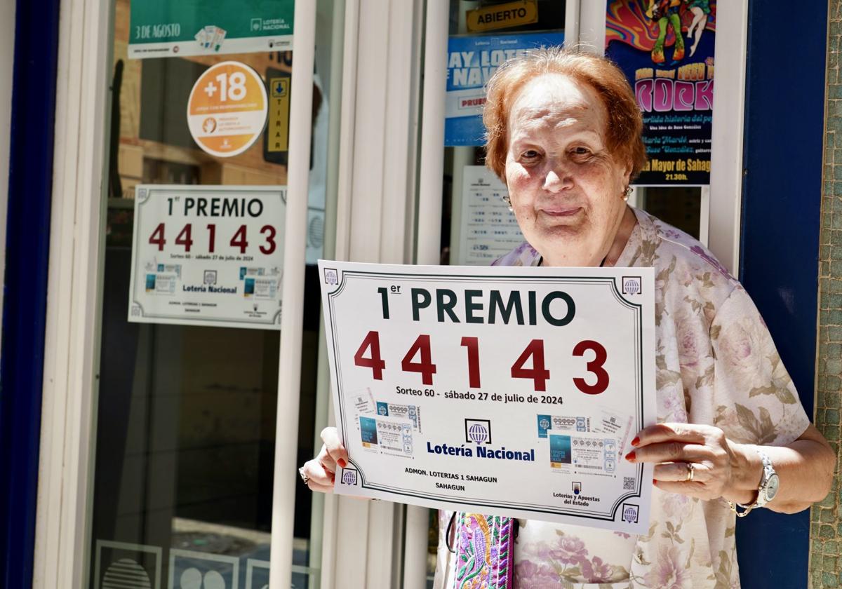 . La Lotería Nacional deja más de cuatro millones de euros en 70 décimos del primer premio vendido íntegramente en Sahagún (León). En la imagen, la propietaria de la administración, Carmen García