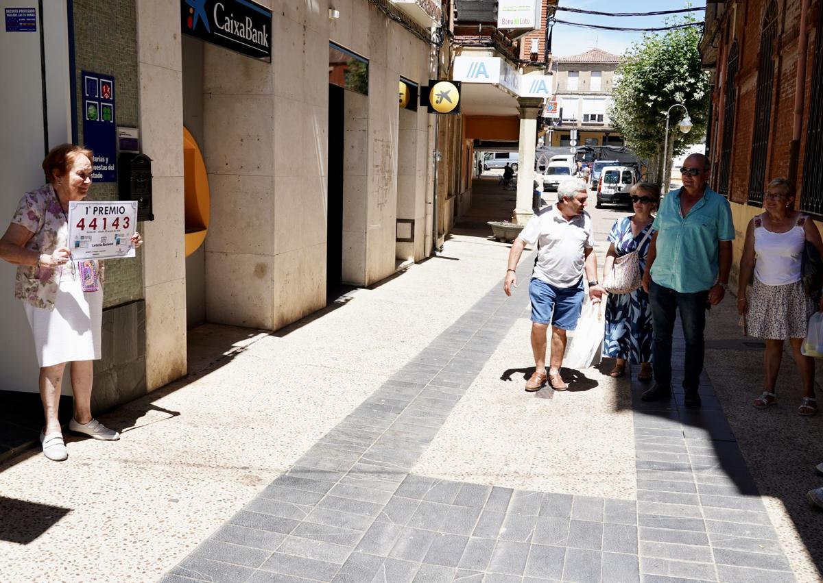 Imagen secundaria 1 - . La Lotería Nacional deja más de cuatro millones de euros en 70 décimos del primer premio vendido íntegramente en Sahagún (León). En la imagen, la propietaria de la administración, Carmen García