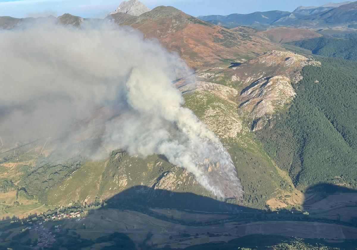 Una negligencia detrás del incendio que se mantiene activo en Boca de Huérgano