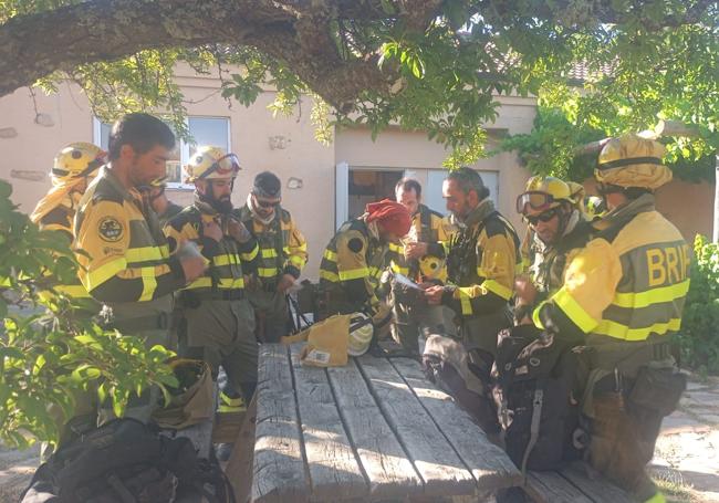 Bomberos de Brif Tabuyo listos para trabajar en el incendio de Boca de Huérgano.