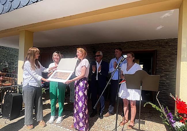 Entrega de la placa a su familia.