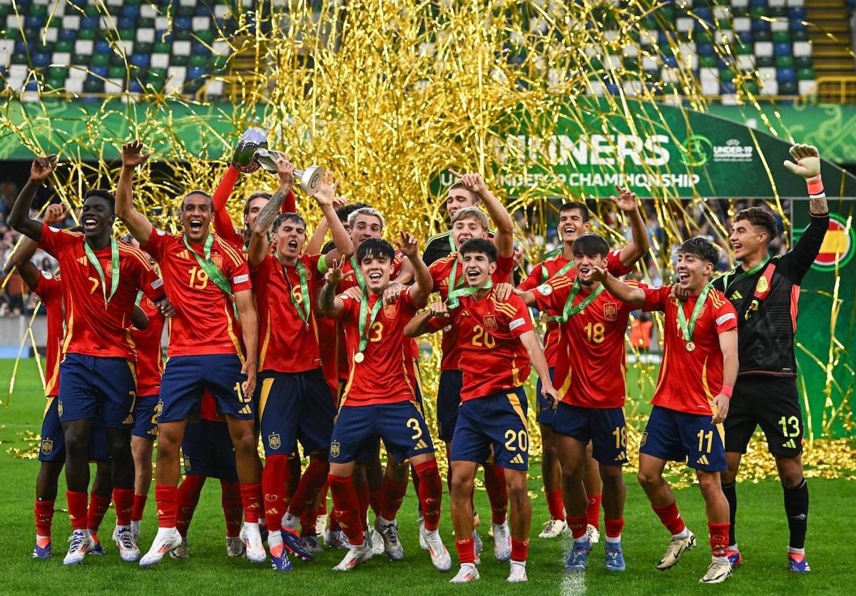 Los jugadores de la selección sub-19 celebran el título.