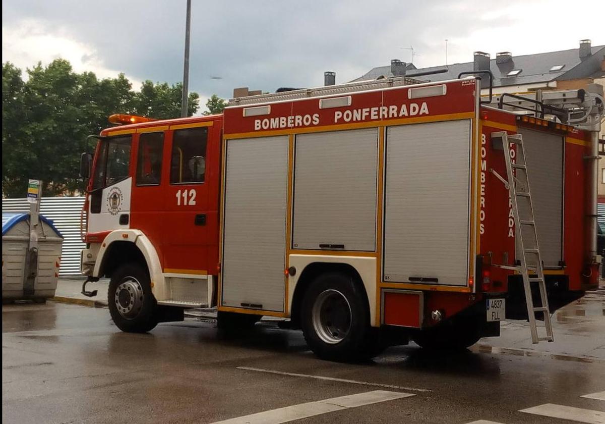 Un chopo caído como consecuencia de la tormenta corta una calle en Ponferrada