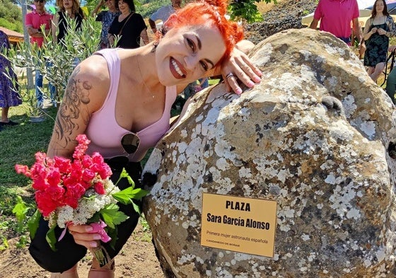 Sara García posa junto a la placa que da nombre a la plaza de Candanedo de Boñar.