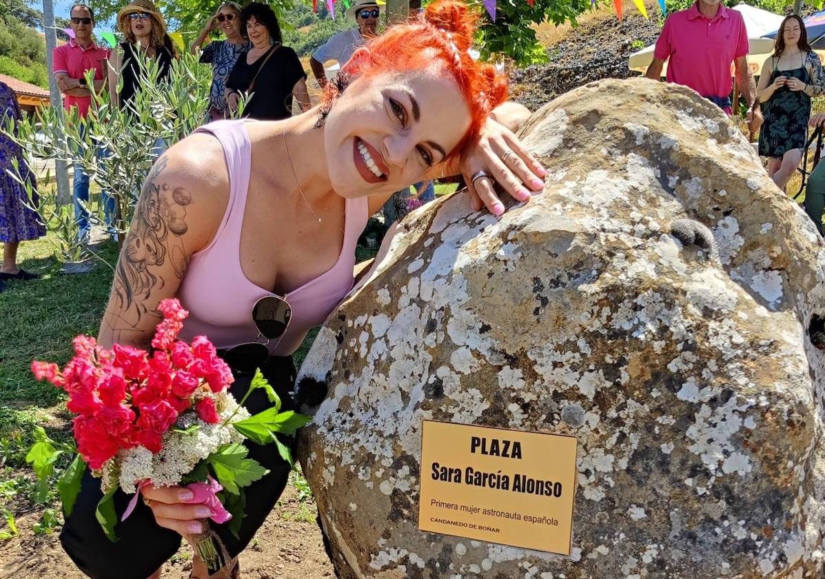 Sara García posa junto a la placa que da nombre a la plaza de Candanedo de Boñar.